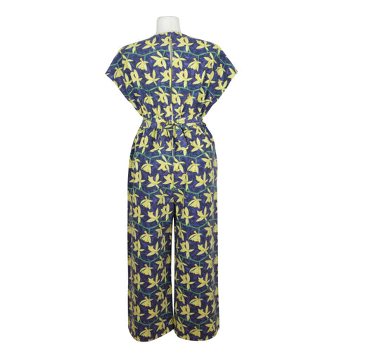 Upcycling summer overall for women with short sleeves. V neck, loose fit with belt at the waist, pants length above the ankle. Upcycled cotton fabric with yellow flowers pattern on dark blue background